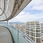 Sky Park Tower 2, Luxury With Free Parking ブラチスラヴァ